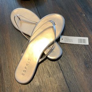 New woman’s sandals with tag